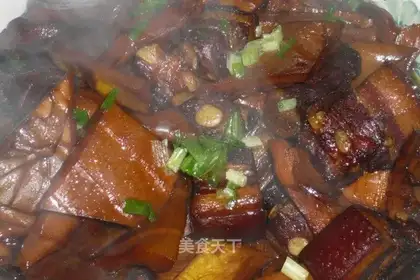 Braised pork with bamboo shoots
