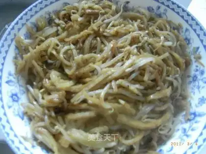 Stewed cake with shredded pork and bean sprouts