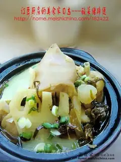 Stewed pork trotters with Chinese cabbage