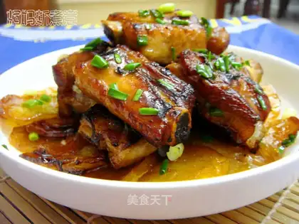 Baked ribs and potatoes with burnt aroma