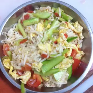 Cucumber tomato noodles