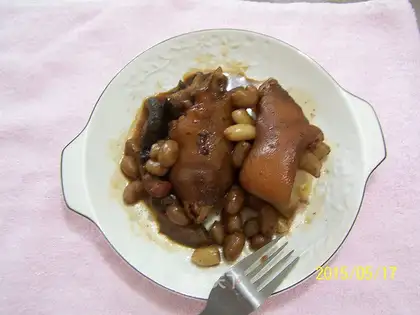 Peanut pig feet