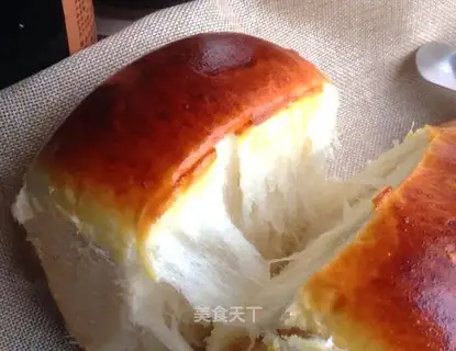 The whole white cream hand tore toast