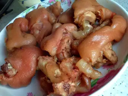 The feet of a pig