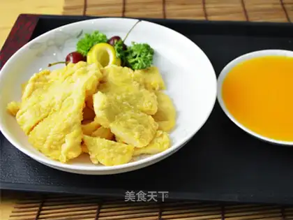 A chicken with a lemon