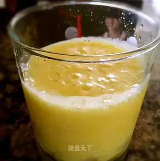 Ice and fresh pineapple juice