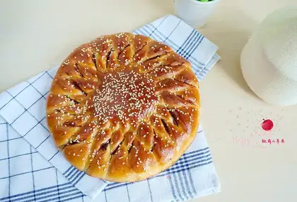 The hand tore the strawberry sauce and the sprained bread