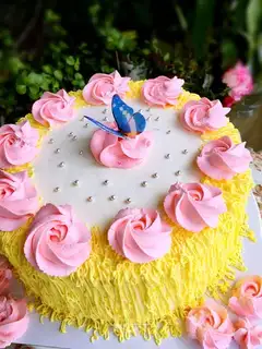 Butterflies, fruit cream cake