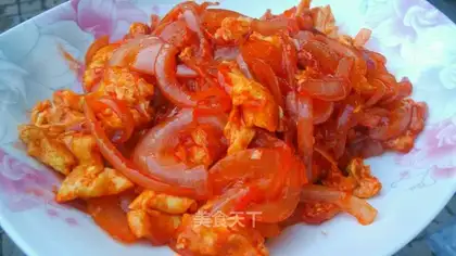 Tomato sauce and onion eggs