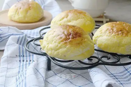 Sweet pineapple bun