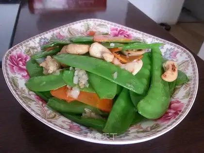A cashew carrot with Dutch beans