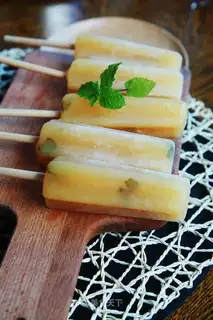 Mint-fruit ice cream