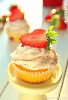 Yogurt strawberry cake