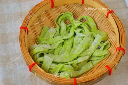 Handy spinach noodles