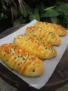 Onion pine cheese bread
