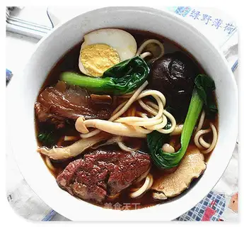 Twin mushroom beef noodles