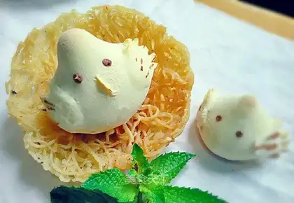 Hen roasts fruit