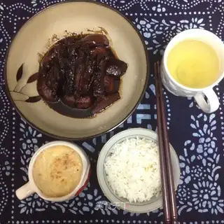 Red chicken wings and potatoes