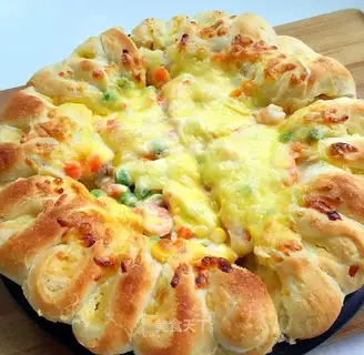 Chicken-cream shrimp pizza