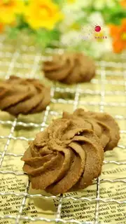 Light cream cocoa cookies
