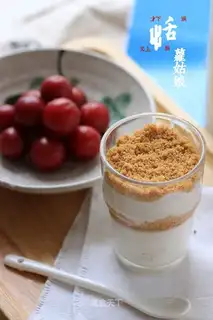 A yogurt cup