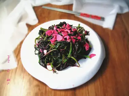 Garlic and red cuisine