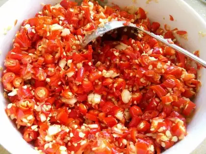 Cut the chili