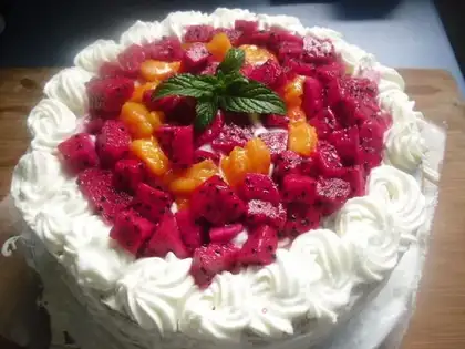 Fruit cream cake