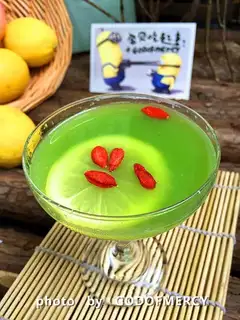 Homemade thin-legged lemon juice