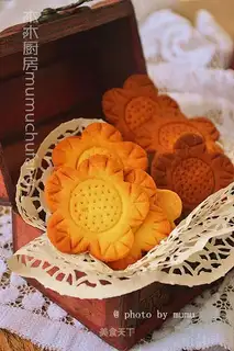 Two-colour sunflower cookies