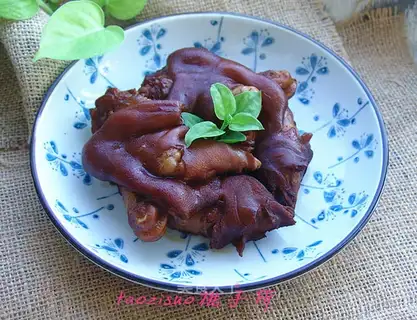 Soy pig hoofs