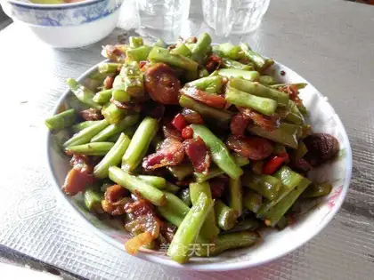 Farmer's meat is fried with beans