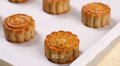 A wide moon cake