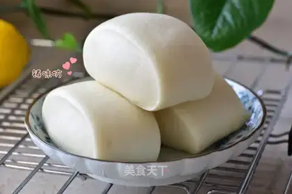 A hand knife to cut white buns