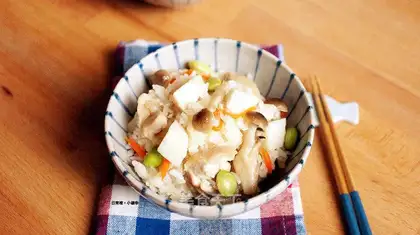 Green bamboo chicken cooking