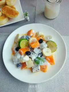 Yogurt fruit salad