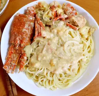 Cheese lobster pasta