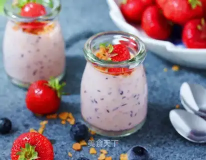 Summer berries, yogurt