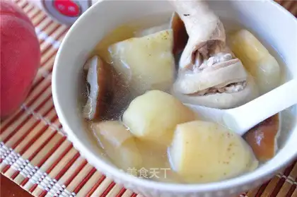 Peach mushroom chicken soup