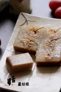 Double-coloured spicy pastry
