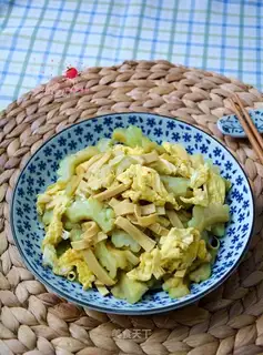 Eggs and bean bean peeled with bitter melons
