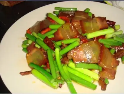 stir-fried bacon with garlic moss