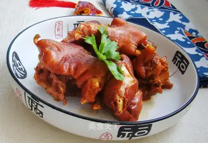 Braised spicy pig's feet in sauce (easy to get rich)