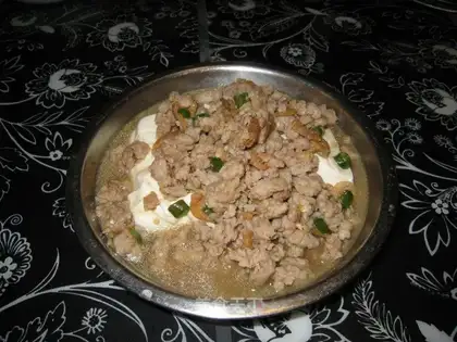 Sprinkle shredded meat with smooth tofu