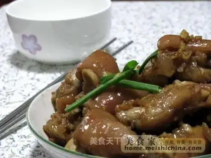 Braised pork trotters with garlic flavor