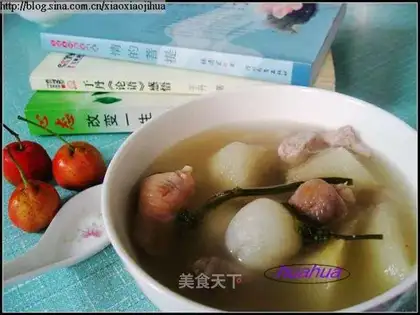 Chicken feet lean meat fruit ginseng soup