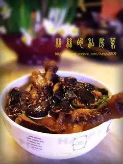 Delicious mushroom stewed chicken legs