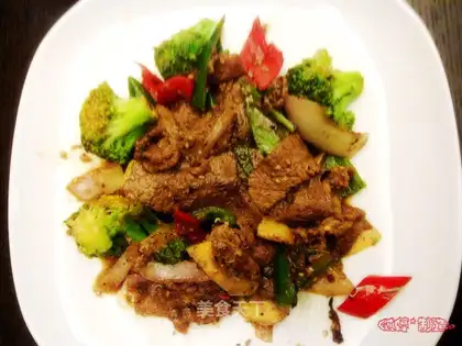 Beef tenderloin with black pepper in honey sauce