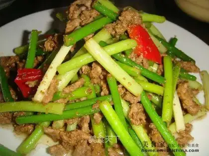 Sauteed pork with garlic sprouts