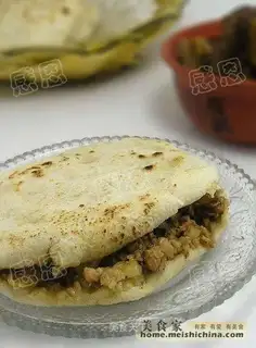White steamed buns and preserved pork in preserved sauce